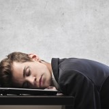 Dormir com a TV ou computador ligado pode gerar depressão